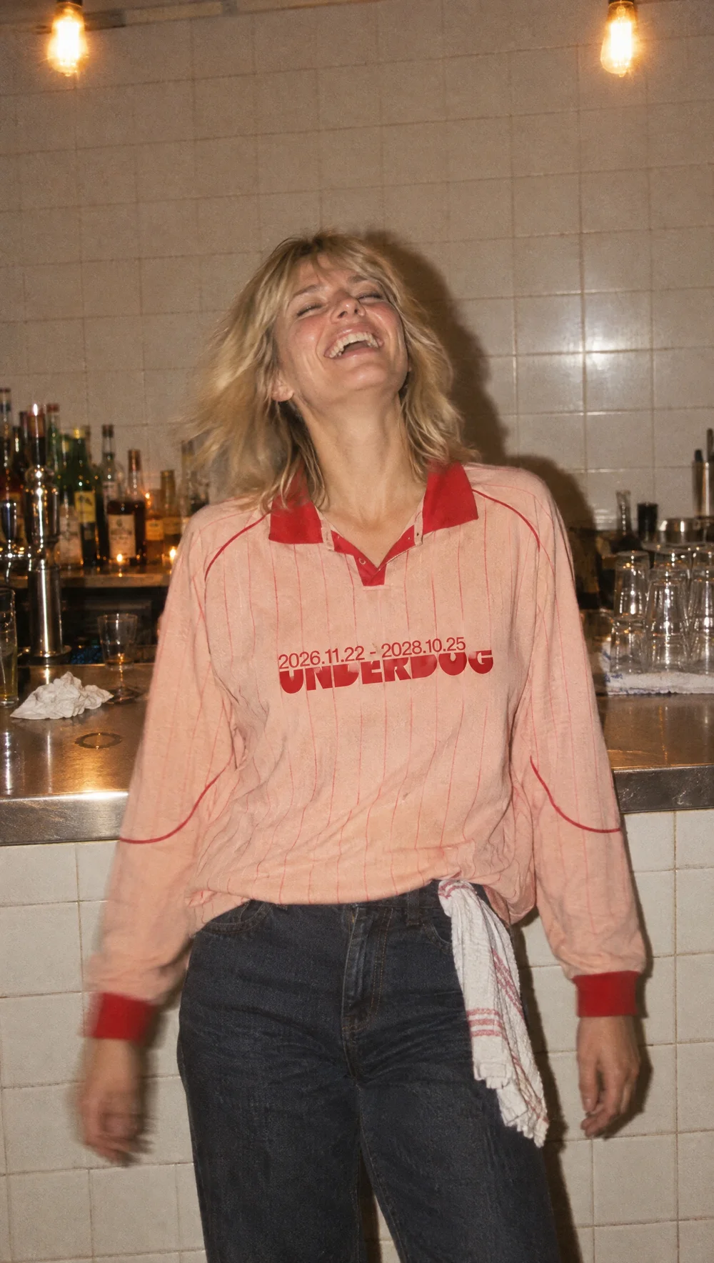 En skrattande bartender hos Underdog